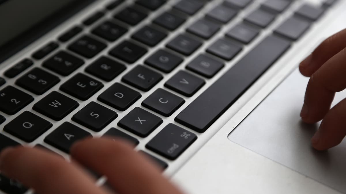 Primer plano del teclado y el trackpad de un MacBook con la tecla Comando a la vista